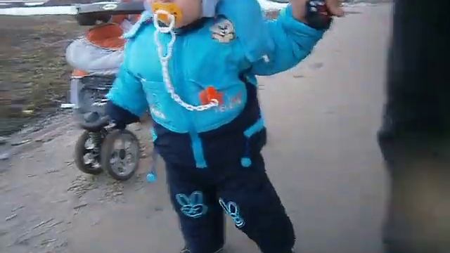 Первая прогулка ножками смотреть онлайн