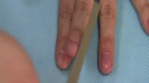 Пилка для кутикулы и карандаш для удаления кутикулы.