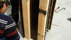 сборка опалубки колон из фанеры и пружинных зажимов