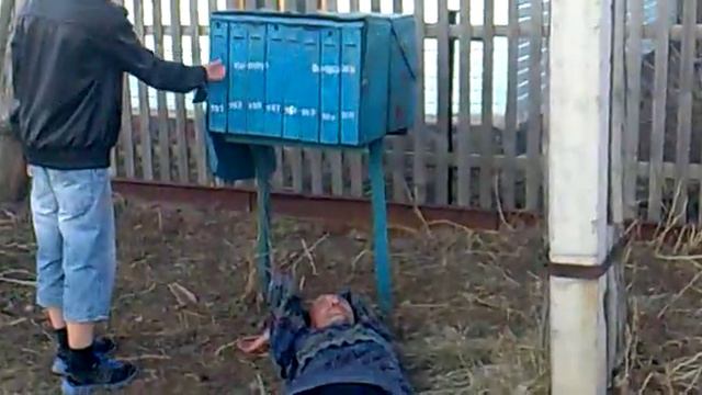 бомж решил отдохнуть-под почтой!)))) смотреть онлайн