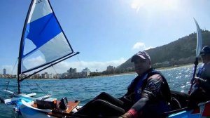 Каяк с парусом на средиземном море.