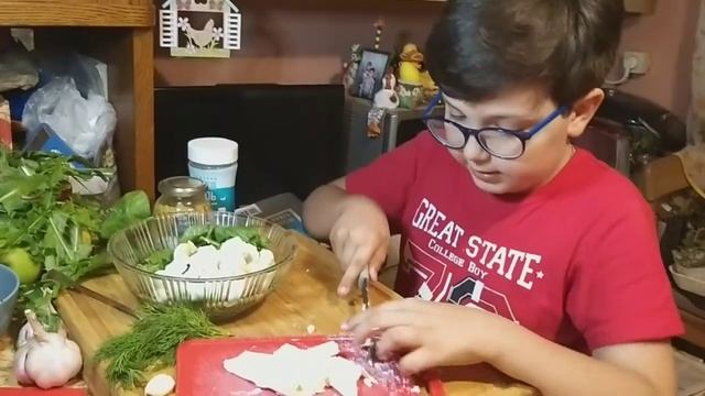 Салат из листьев одуванчика. Вкусно и полезно!!! смотреть онлайн