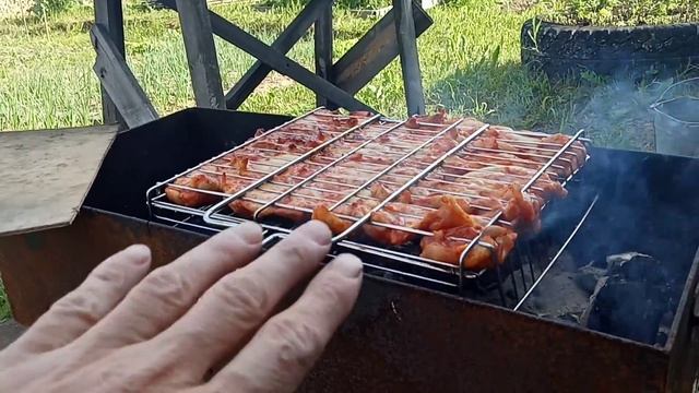 Жизнь в деревне. Жарю шашлыки на углях.