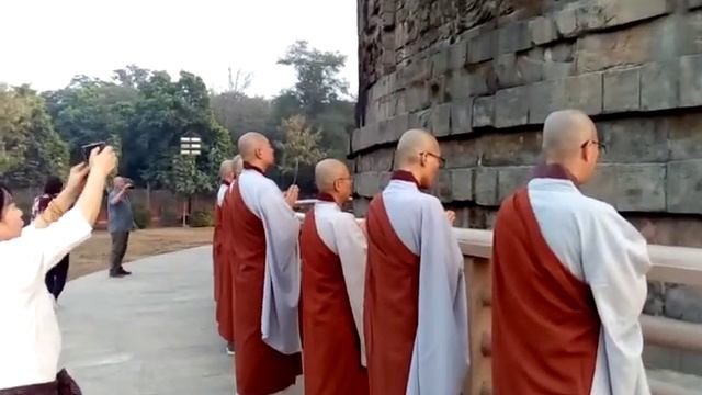 Буддисты поют после похода ступы. смотреть онлайн