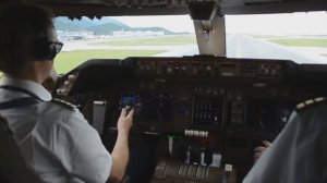 Видео из кабины пилотов большого самолета Боинг 747 во время взлета из Гонконга Китай