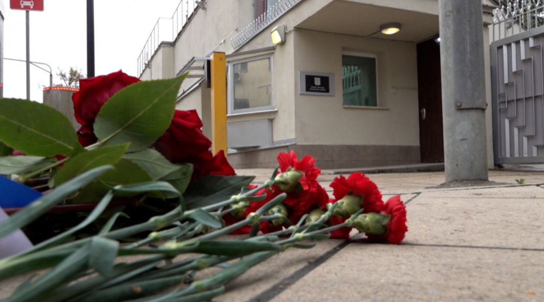 Стихийные мемориалы появились в Москве и Петербурге в честь жертв эскалации в Израиле