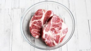 Свиная шея на сковороде