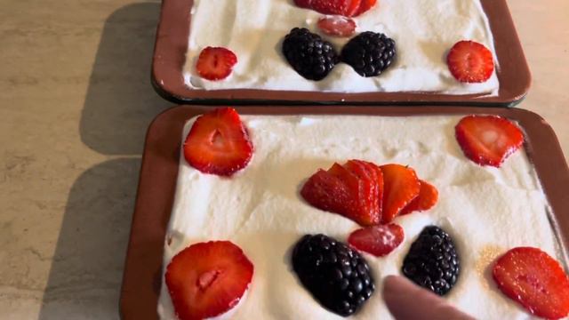 Вкусный итальянский десерт с печеньем савоярди: нежная сметанно-ягодная рапсодия