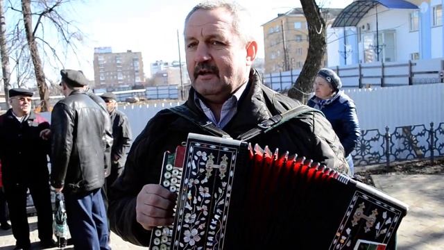 Московский гармонист в сквере гармонистов г.Орла.