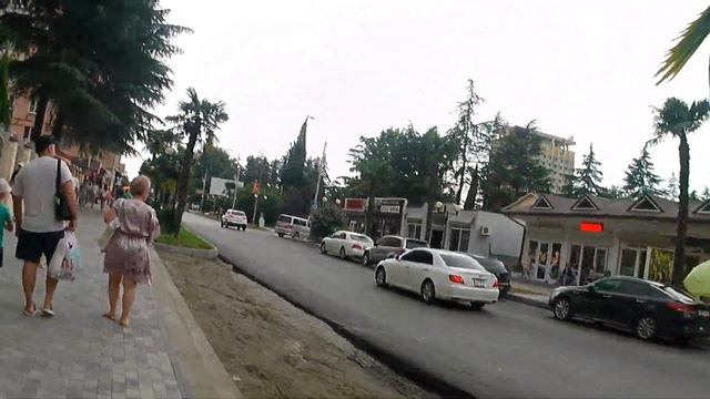 Гагра июль 2022. От Гранд отеля "Абхазия" по ул. Абазгаа к Гагрскому рынку! смотреть онлайн