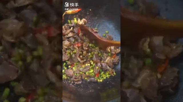 Жареные куриные, утиные желудки по китайски! 蒜薹爆炒鸭胗，特别有嚼劲，你们爱吃吗？#美食 #快闪视频