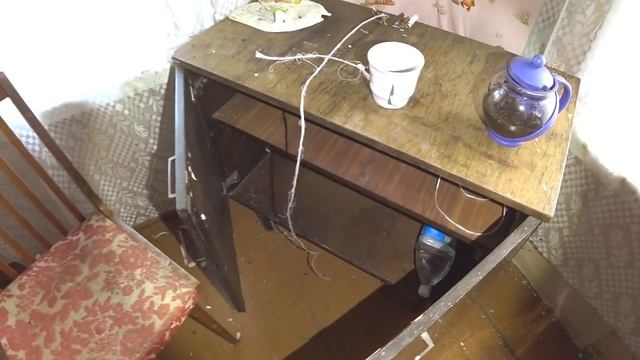 Заброшенная деревня.Десятки брошенных домов.Их заставили всё бросить и уйти.