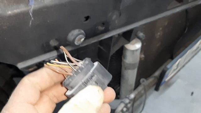 Mercedes sprinter. Отпескаструил раму. Подключил ресталинг фары. смотреть онлайн