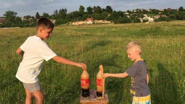 Ментос и Кока Кола 20 литров фонтан эксперимент - Mentos and Coca Cola 20 liters fountain experimen