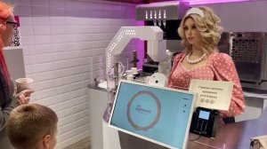 В гостях у Дуняши. Посетили первое кибер-кафе // Робот Дуняша //ПМЭФ-2022