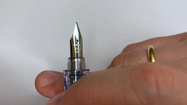 Бюджетная перьевая ручка Pilot Plumix смотреть онлайн