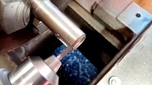 Эксперимент,делаю шпоночный паз при помощи дрели на токарном станке.
