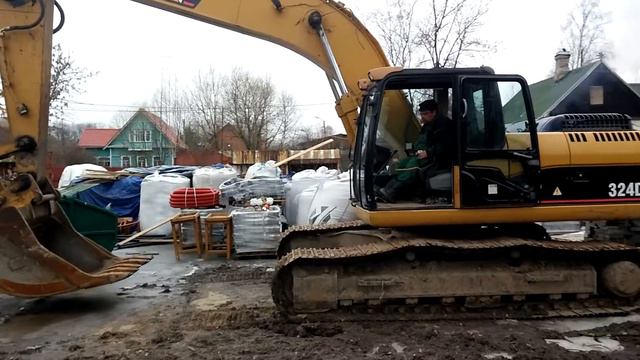 Гусеничный экскаватор CAT 324DL смотреть онлайн