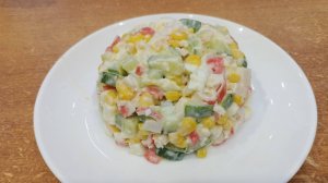 Салат пёстренький. С крабовыми палочками , зелёным яблоком и кукурузой