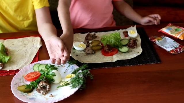 дети готовят сами Эдгар с братиком готовят себе на завтрак бутерброды смотреть онлайн