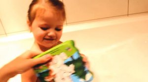 Алиса разукрашивает в ванной новую книжку "Зоопарк"