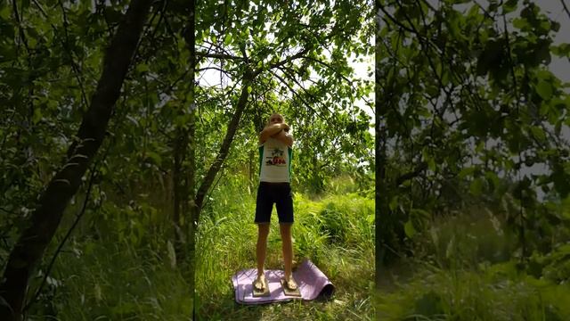 Приседание с перекрещенными руками на гвоздях для синхронизации полушарий мозга.Курс гвоздестояния.