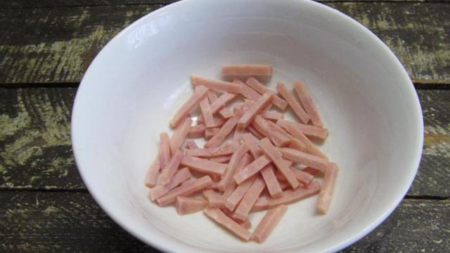 Салат с жареными грибами и ветчиной
