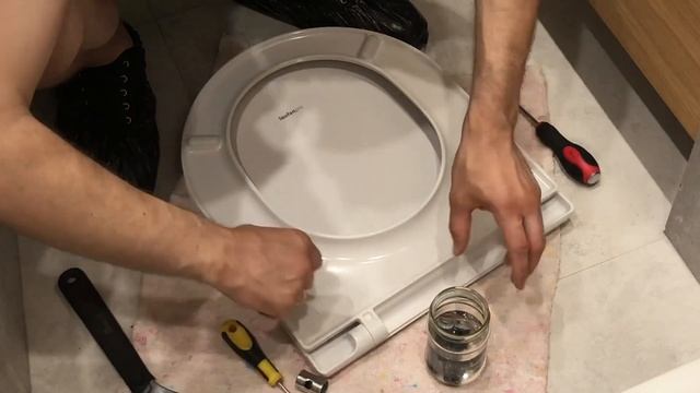 Скрипит крышка унитаза при опускании. Давайте разберёмся в причине и вместе устраним. смотреть онлайн