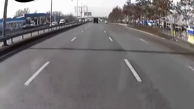 Алматы. Пешеход на дороге 20150212 1116