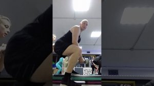 Приседания с гантелями. Одна нога на степе. Пружинки. Отведение ноги в сторону. Фитнес. Гантели.