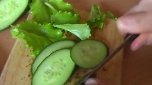 бутерброды с пастой из авокадо и салат овощной с кокосом