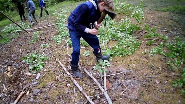 Строим шалаш из веток!!! смотреть онлайн
