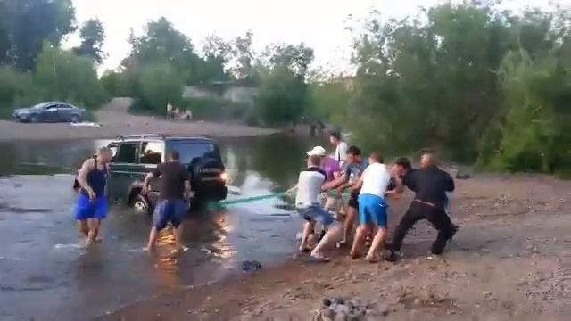 УАЗ Патриот не справился с речкой. смотреть онлайн
