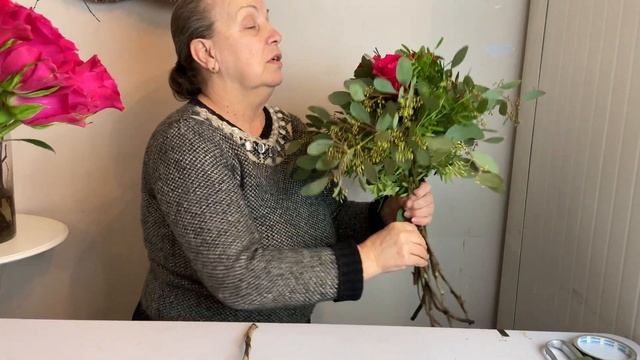 Как сложить объемный букет из роз с зеленью. Флористика