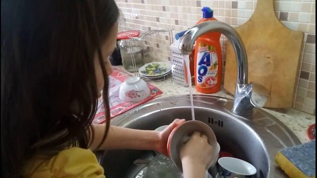 VLOG УЧУ СОФИЙКУ МЫТЬ ПОСУДУ смотреть онлайн