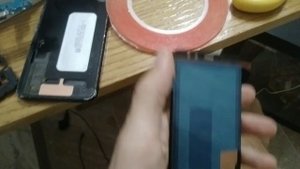 чем клеить дисплей смартфона