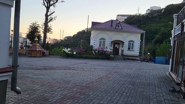 Старый центр Владивостока.  Церковь скорбящей богоматери. Ул. Махалина, Абрекская. Особняк Жарикова
