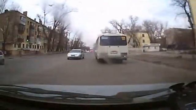 Раскорячился