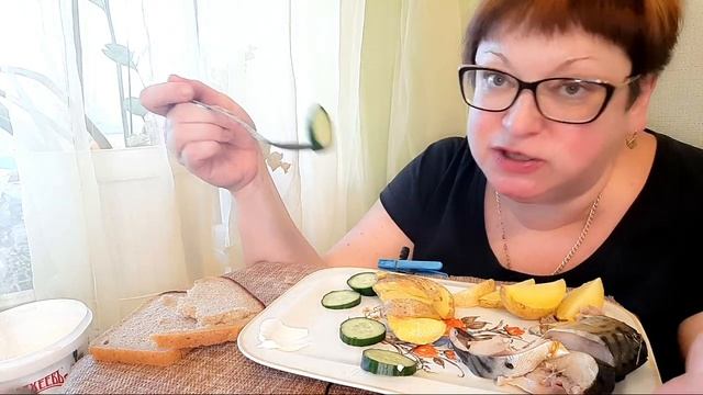 Пожрем/картошка ,скумбрия и овощи/я сегодня даже с салфетками/обжор и разговоры/Мукбанг смотреть онлайн