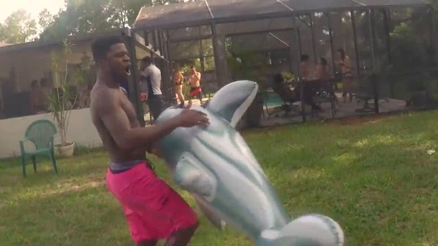 NV3:  Bangerz pool party смотреть онлайн