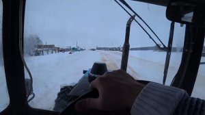 Занесло нас снегом все на чистке дорог. Я на мтз 1221 с лопатой.