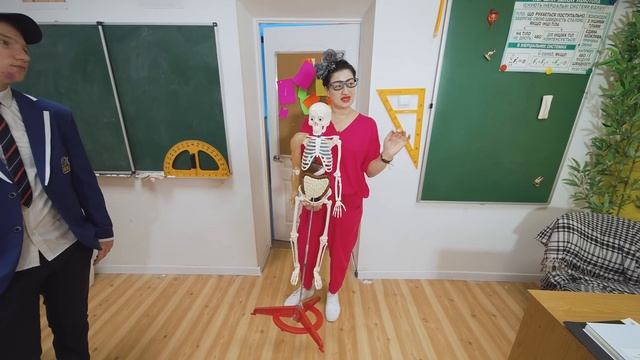 От первого лица: Школа 5 ? КРАСОТКА ОПОЗОРИЛА ПЕРЕД ВСЕМ КЛАССОМ ?ЗАСЫПАЛИ РЫБОЙ ? ГЛАЗАМИ ШКОЛЬНИК смотреть онлайн