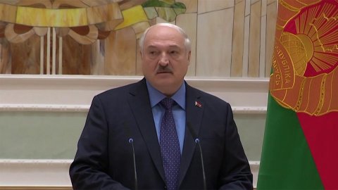 Александр Лукашенко сообщил о приведении в боевую готовность армии из-за событий в России
