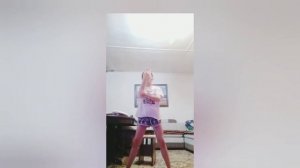 станцевала танец на песню(меня два)