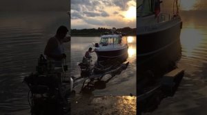 Подъем катера из воды на прицеп электрической лебедкой