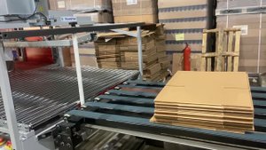 Запуск высокоскоростной склеивающей линии YL-YZD-2200 c обвязчиком Transpack TP-702CQ-L