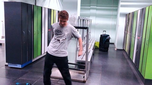 СНОУБОРДИНГ В ОГРОМНОМ ХОЛОДИЛЬНИКЕ! Снежком обзор смотреть онлайн