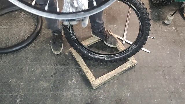 Бортировка шин на кроссовом мотоцикле смотреть онлайн