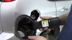 Как снять кожух заливной горловины бензобака на Ford Focus.