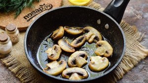 Салат с красной рыбой и шампиньонами